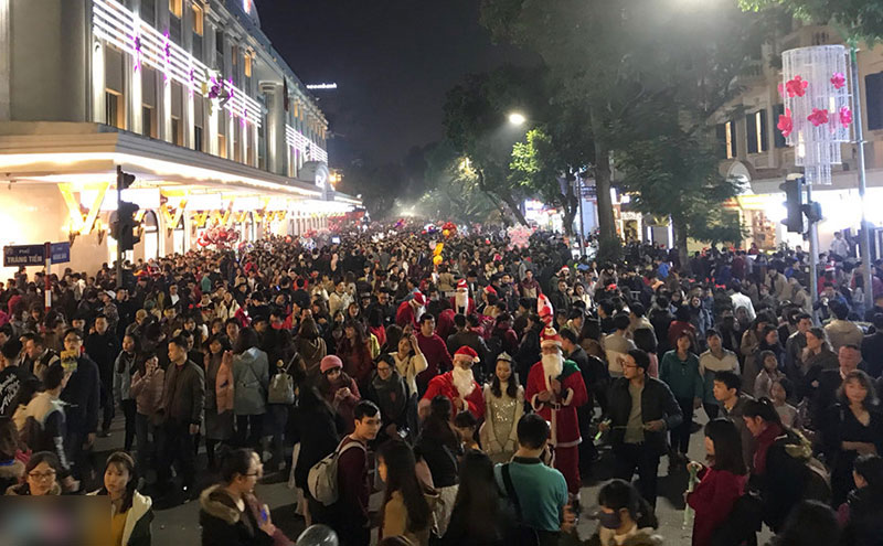 Biển người ra đường đón Giáng sinh